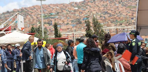 Fotografía muestra a personas caminando en el municipio de Soacha