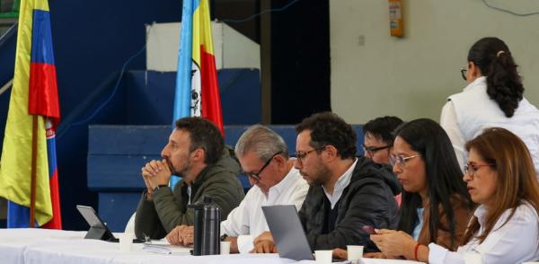 Fotografía del director de la Región Metropolitana, el acalde de Fusagasugá y otros funcionarios del concejo de ese municipio en una mesa instalada en el coliseo Carlos Lleras Restrepo donde se llevó a cabo un cabildo abierto