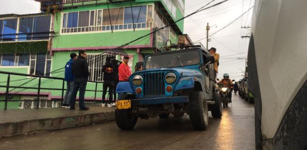 Fotografía muestra auto tipo jeep pasando por una calle del barrio Caracolí de Ciudad Bolívar