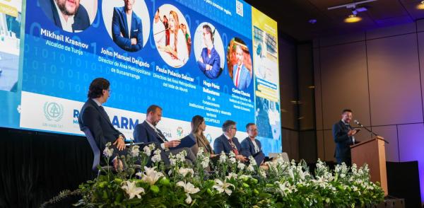 fotografía del panel del encuentro Voces que conecta la región
