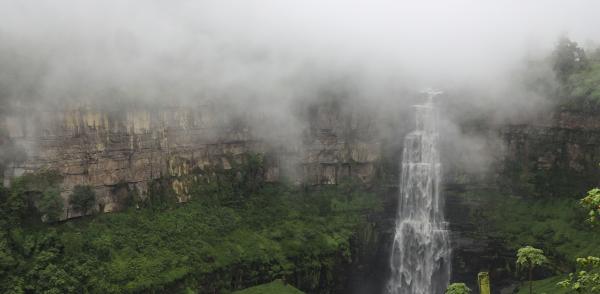 Fotografía del Salto de Tequendama, mencionado en la columna de opinión del director de la RMBC, Luis Lota