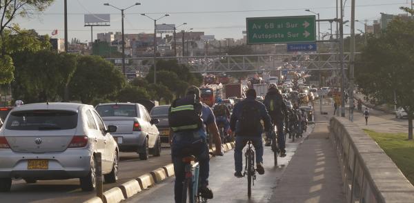 Fotografía muestra ciclistas transitando por un bicicarril en hora pico en Bogotá