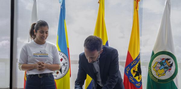 Fotografía de la firma del convenio entre la Región Metropolitana Bogotá - Cundinamarca y la Agencia Regional de Movilidad
