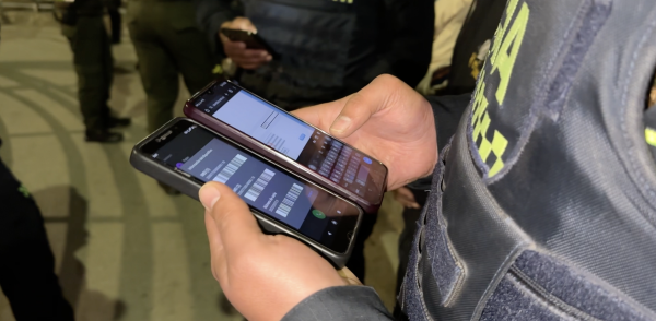 Fotografía que muestra dos teléfonos celulares en manos de un policía con el fin de ejemplificar el contenido de la noticia: Cada cinco horas una persona que compra elementos robados es capturada en Bogotá y municipios cercanos
