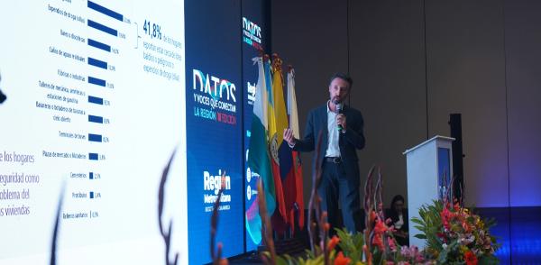 Fotografía del director de la Región Metropolitana durante su presentación en el evento Datos y Voces que Conectan la Región
