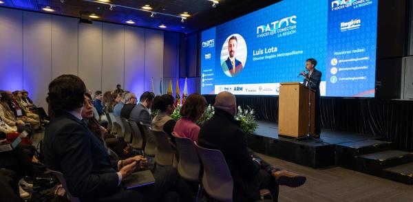 Fotografía que muestra al director de la Región Metropolitana Bogotá Cundinamarca, Luis Lota, haciendo una presentación ante un auditorio en la primera edición de Datos y Voces que Conectan a la Región