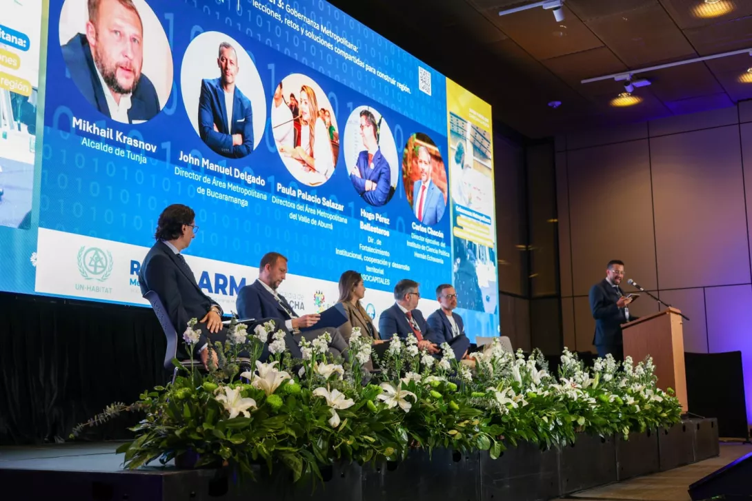 fotografía del panel del encuentro Voces que conecta la región