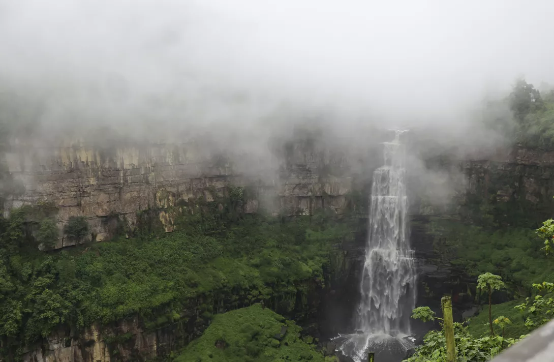 Fotografía del Salto de Tequendama, mencionado en la columna de opinión del director de la RMBC, Luis Lota