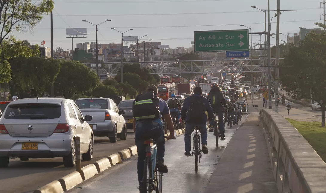 Fotografía muestra ciclistas transitando por un bicicarril en hora pico en Bogotá